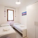 Apartment Purple House, 30m To *