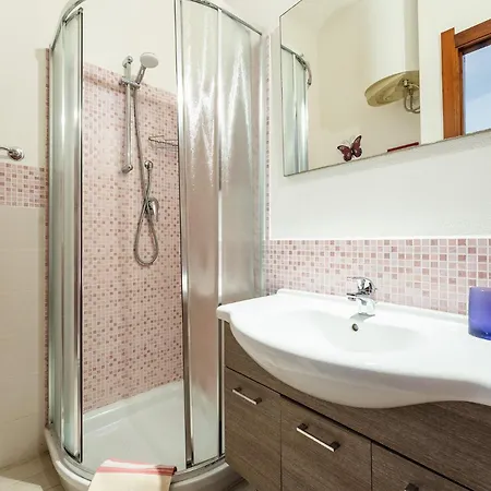 Purple House, 30m To Apartment Pula