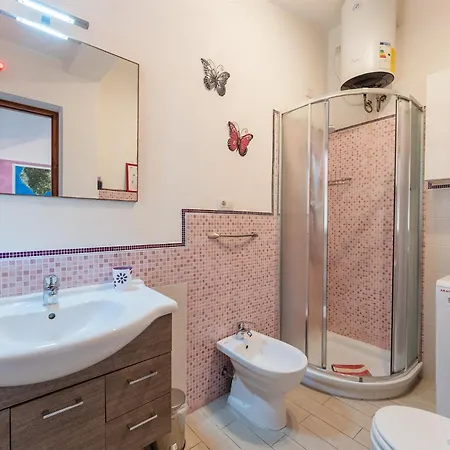 Apartment Purple House, 30m To Pula